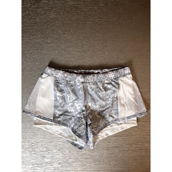Lululemon Mesh Up Shorts Fleur Sombre White/Silver Size 6 New 2.5" Inseam - Picture 1 of 7
